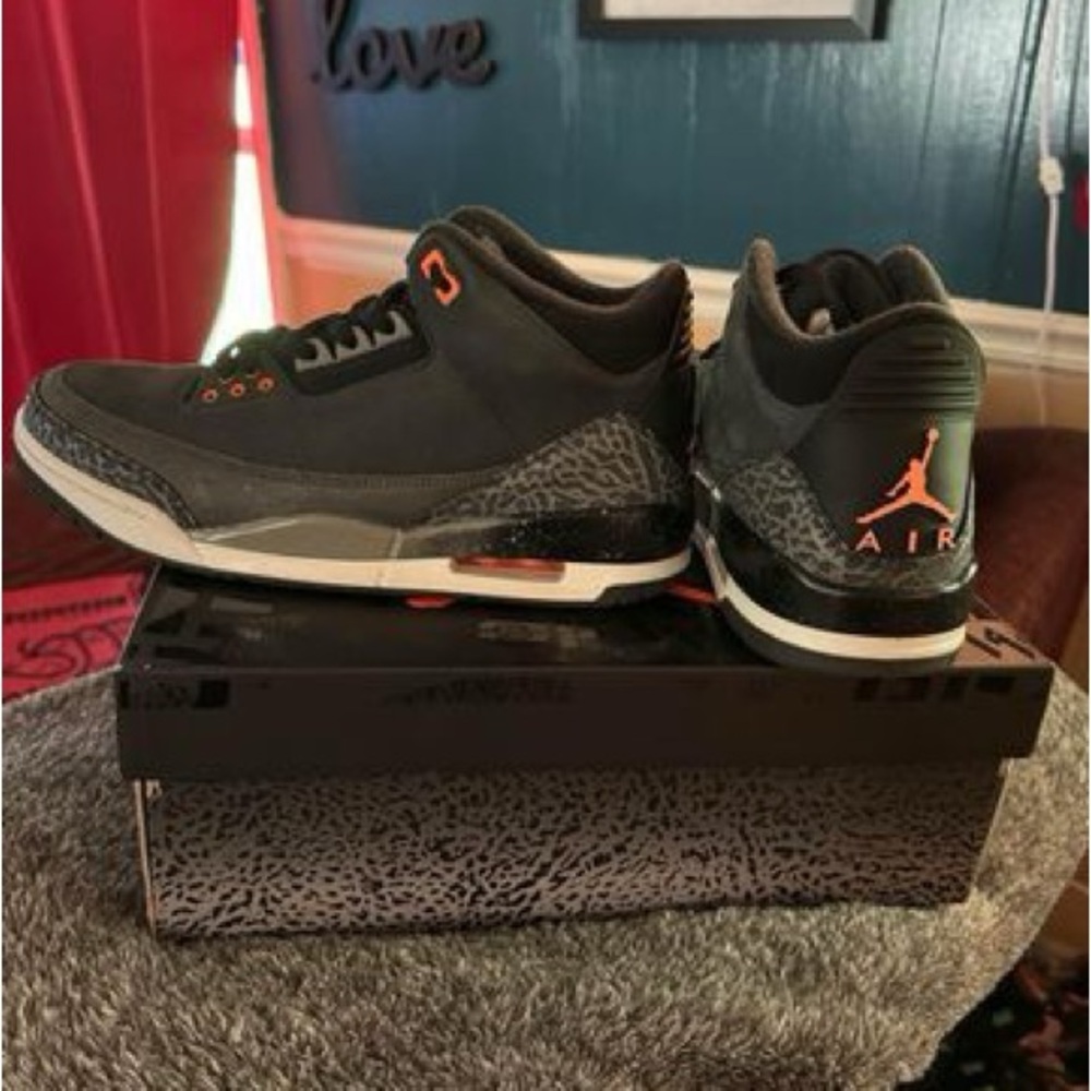 Men’s 9.5 Air Jordan’s 3 retro-night stadium/orange